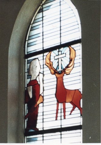 1965 Hubertushirsch im Fenster der Pfarrkirche Rövenich